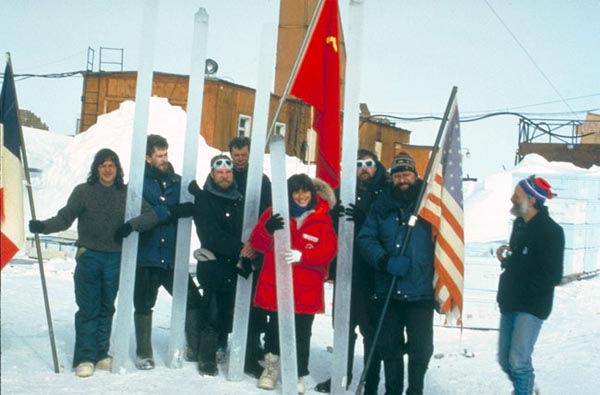 Группа ученых из разных стран позирует с кернами льда на станции «Восток» в начале 1990-х годов. Фото: Todd Sowers / LDEO, Columbia University, Palisades, New York