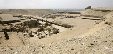 Так сейчас выглядит участок, где расчистили руины "потерянной" пирамиды. К сожалению, сейчас уже невозможно достоверно установить, как она выглядела (фото AP/Nasser Nasser). пирамида, Египет, pyramida, piramida